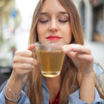 Jovem Mulher Agradavel Cheirando O Cha Verde Perfumado 150x150