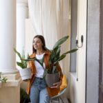 Mulher Em Tiro Medio Carregando Plantas 150x150