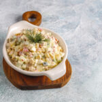 Salada Com Palitos De Caranguejo Ovos Milho E Pepino 150x150