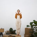 Jovem Mulher Se Mudando Para Uma Nova Casa 150x150