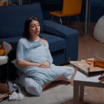 Mulher Deprimida E Estressada Chorando Sentada Em Uma Sala Suja 150x150